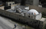 L''enceinte du Tombeau de Joseph dans la ville de Naplouse, en Cisjordanie, le 10 avril 2022. (Crédit : Nasser Ishtayeh/Flash90)