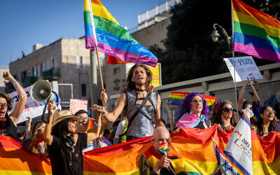 Des milliers de personnes participant à la Gay pride annuelle à Jérusalem, le 2 juin 2022. (Crédit : Yonatan Sindel/Flash90)