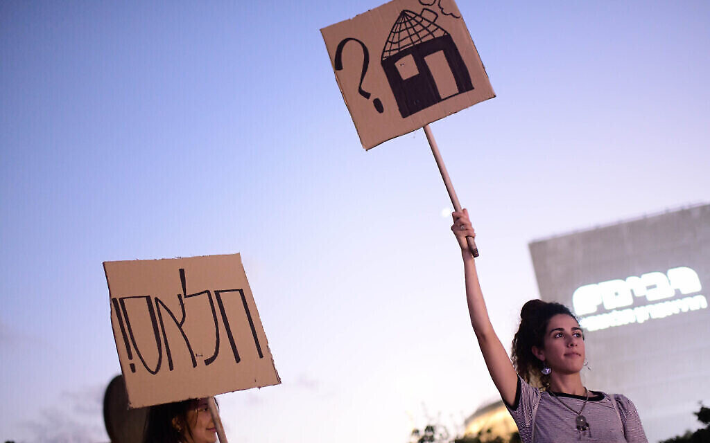 Des Israéliens manifestent contre la flambée des prix du logement et du coût de la vie, à Tel Aviv, le 2 juillet 2022. (Crédit : Tomer Neuberg/Flash90) Des Israéliens manifestent contre la flambée des prix du logement et du coût de la vie, à Tel Aviv, le 2 juillet 2022. (Crédit : Tomer Neuberg/Flash90)