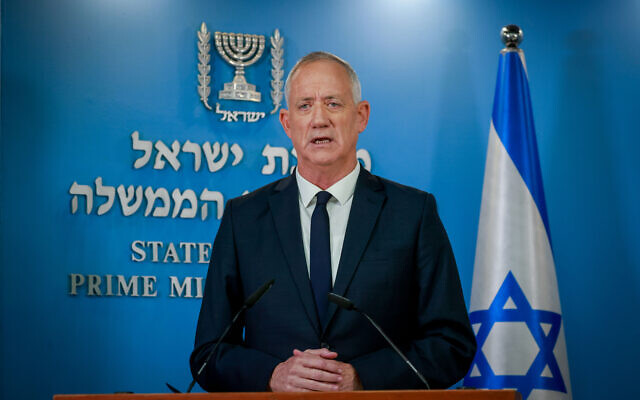 Le ministère de la Défense Benny Gantz lors d'une conférence de presse sur l'accord maritime avec le Liban, au bureau du Premier ministre à Jérusalem, le 12 octobre 2022. (Crédit : Olivier Fitoussi/Flash90)