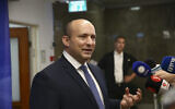 L'ex-Premier ministre Naftali Bennett arrivant à une rencontre du cabinet au Bureau du Premier ministre, à Jérusalem, le 23 octobre 2022. (Crédit : Alex Kolomoisky/Pool)