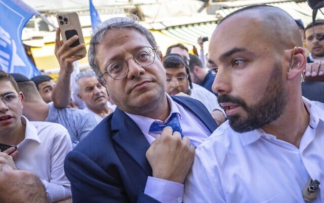 Le leader d'Otzma Yehudit, Itamar Ben Gvir, visite le marché de Mahane Yehuda à Jérusalem, le 28 octobre 2022, avant les prochaines élections à la Knesset. (Crédit : Olivier Ftoussi/Flash90) Le leader d'Otzma Yehudit, Itamar Ben Gvir, visite le marché de Mahane Yehuda à Jérusalem, le 28 octobre 2022, avant les prochaines élections à la Knesset. (Crédit : Olivier Ftoussi/Flash90)
