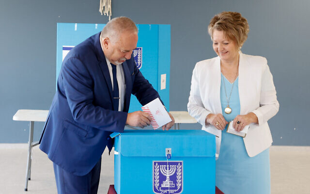 Avigdor Liberman, membre du parti Yisrael Beytenu, et son épouse votent dans un bureau de vote de l'implantation de Nokdim, en Cisjordanie, le 1er novembre 2022. (Crédit : Gershon Elinson/Flash90)