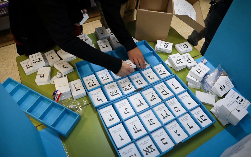 Illustration : un bureau de vote à Kiryat Arba, alors que les Israéliens vont voter pour les élections générales, le 1er novembre 2022. (Crédit : Noam Revkin Fenton/Flash90)