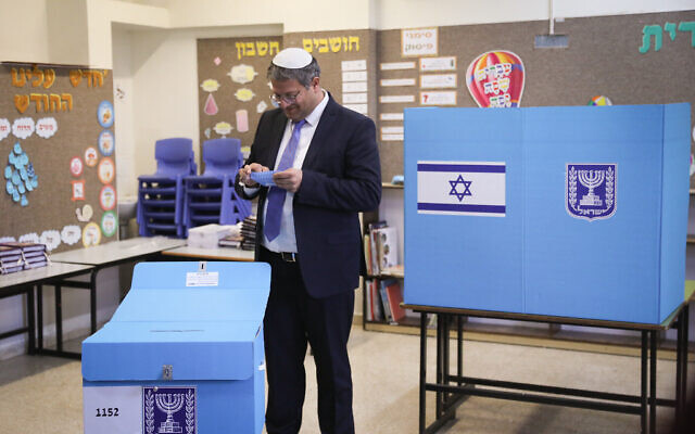 Itamar Ben Gvir vote dans un bureau de vote de l'implantation de Kiryat Arba, en Cisjordanie, le 1er novembre 2022.(Crédit : Noam Revkin Fenton/Flash90)