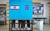 Des Israéliens votant lors des élections législatives dans un bureau de vote à Jérusalem, le 1ᵉʳ novembre 2022. (Crédit : Olivier Fitoussi/Flash90)