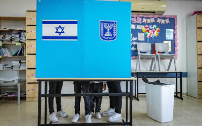 Photo d'illustration : Les Israéliens votent aux élections générales dans un bureau de Jérusalem, le 1er novembre 2022. (Crédit :  Olivier Fitoussi/Flash90)