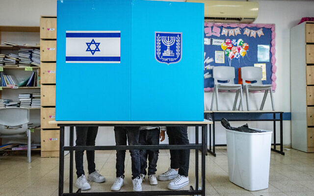 Photo d'illustration : Les Israéliens votent aux élections générales dans un bureau de Jérusalem, le 1er novembre 2022. (Crédit : Olivier Fitoussi/Flash90) Photo d'illustration : Les Israéliens votent aux élections générales dans un bureau de Jérusalem, le 1er novembre 2022. (Crédit : Olivier Fitoussi/Flash90)