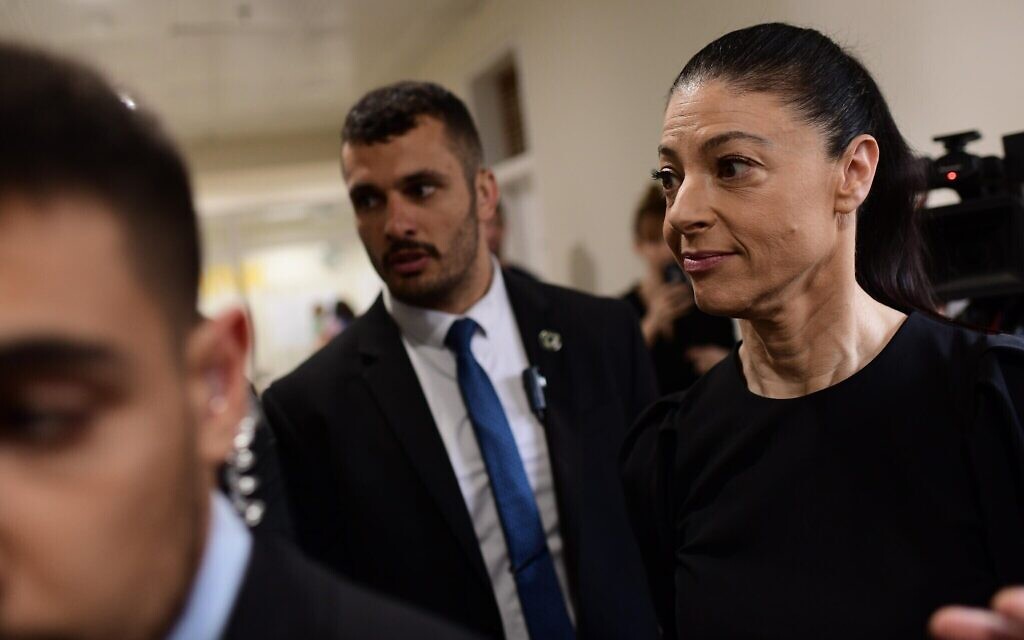 La dirigeante du parti Avoda Merav Michaeli déposant son bulletin de vote dans un bureau de vote à Tel Aviv, lors des élections législatives, le 1er novembre 2022. (Crédit : Tomer Neuberg/Flash90) La dirigeante du parti Avoda Merav Michaeli déposant son bulletin de vote dans un bureau de vote à Tel Aviv, lors des élections législatives, le 1er novembre 2022. (Crédit : Tomer Neuberg/Flash90)