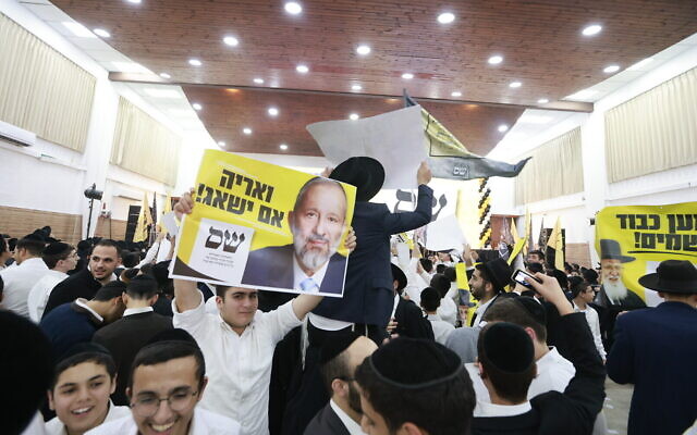 Des partisans du parti Shas réagissent à l'annonce des résultats des élections israéliennes, à Tel Aviv, le 1er novembre 2022. (Crédit : Yossi Zamir/Flash90) Des partisans du parti Shas réagissent à l'annonce des résultats des élections israéliennes, à Tel Aviv, le 1er novembre 2022. (Crédit : Yossi Zamir/Flash90)