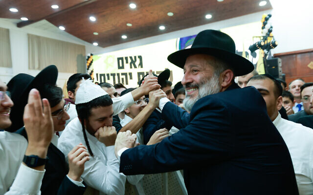 Des partisans du parti Shas avec Aryeh Deri réagissent à l'annonce des résultats des élections israéliennes, à Tel Aviv, le 1er novembre 2022. (Crédit : Yossi Zamir/Flash90) Des partisans du parti Shas avec Aryeh Deri réagissent à l'annonce des résultats des élections israéliennes, à Tel Aviv, le 1er novembre 2022. (Crédit : Yossi Zamir/Flash90)