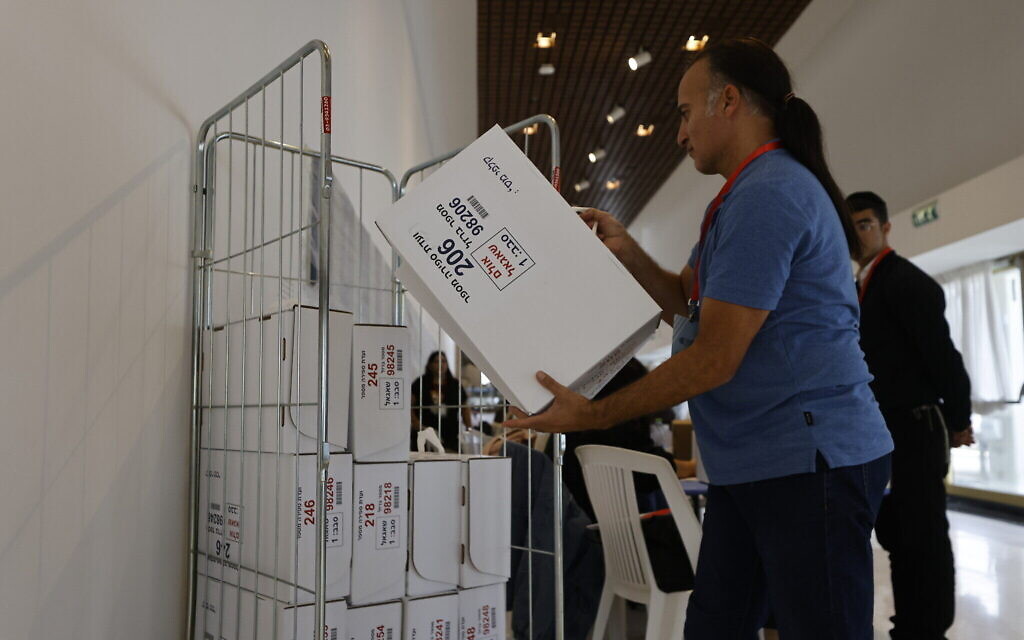 Des employés de la commission centrale électorale compte les derniers bulletins de vote à la Knesset le 3 novembre. (Crédit : Olivier Fitoussi/Flash90)