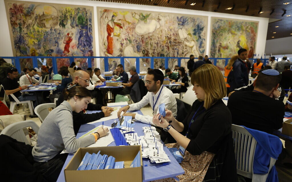 Des employés de la commission centrale électorale compte les derniers bulletins de vote à la Knesset le 3 novembre. (Crédit : Olivier Fitoussi/Flash90)