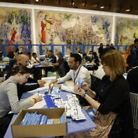 Des agents de la commission centrale électorale comptant les derniers bulletins de vote à la Knesset, le 3 novembre 2022. (Crédit : Olivier Fitoussi/Flash90)