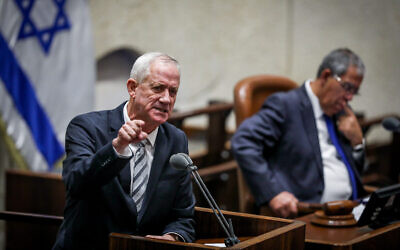 Le ministre de la Défense Benny Gantz prend la parole lors d'une session plénière spéciale pour marquer les 27 ans de l'assassinat du Premier ministre Yitzhak Rabin, à la Knesset, le 6 novembre 2022. (Crédit : Noam Revkin Fenton/Flash90)