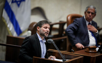 Le chef du parti HaTzionout HaDatit Bezalel Smotrich prennant la parole à la Knesset lors d'une cérémonie commémorative marquant les 27 ans de l'assassinat du Premier ministre Yitzhak Rabin, à Jérusalem, le 6 novembre 2022. (Crédit : Noam Revkin Fenton/Flash90)