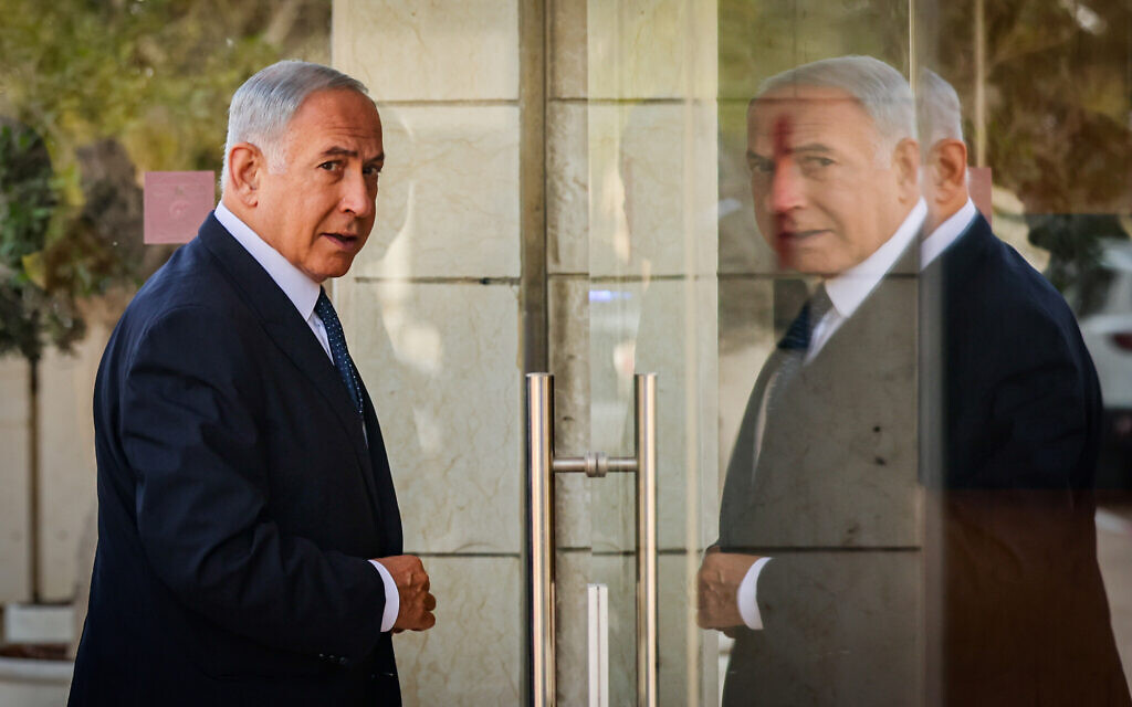 Le chef du parti du Likud, Benjamin Netanyahu, arrive pour des discussions de coalition à Jérusalem, le 6 novembre 2022. (Crédit : Yonatan Sindel/Flash90) Le chef du parti du Likud, Benjamin Netanyahu, arrive pour des discussions de coalition à Jérusalem, le 6 novembre 2022. (Crédit : Yonatan Sindel/Flash90)
