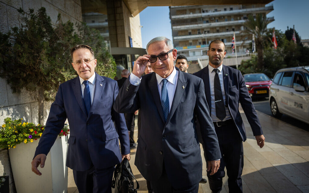 Le chef du parti du Likud Benjamin Netanyahu après des discussions de coalition dans un hôtel de Jérusalem, le 6 novembre 2022. (Crédit : Yonatan Sindel/Flash90) Le chef du parti du Likud Benjamin Netanyahu après des discussions de coalition dans un hôtel de Jérusalem, le 6 novembre 2022. (Crédit : Yonatan Sindel/Flash90)