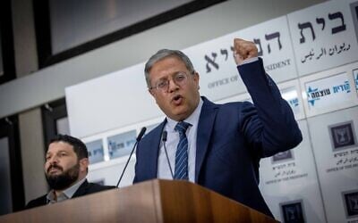 Le député et chef d'Otzma Yehudit Itamar Ben Gvir parle à la presse après une rencontre avec le président Isaac Herzog à la résidence du président, à Jérusalem, le 10 novembre 2022. (Crédit :  Yonatan Sindel/Flash90)