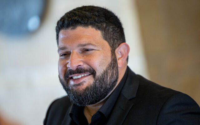 Le nouveau député Otzma Yehudit Almog Cohen, le 14 novembre 2022. (Crédit : Yonatan Sindel/Flash90) Le nouveau député Otzma Yehudit Almog Cohen, le 14 novembre 2022. (Crédit : Yonatan Sindel/Flash90)