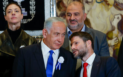 Le leader du Likud, Benjamin Netanyahu, à gauche, parlant avec le chef du parti HaTzionout HaDatit, le député Bezalel Smotrich, lors de la cérémonie de prestation de serment de la 25e Knesset à Jérusalem, le 15 novembre 2022. (Crédit : Olivier Fitoussi/Flash90)