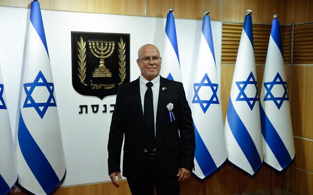 Le député Zvika Fogel arrivant au Parlement israélien, pour la session d'ouverture de la Knesset, à Jérusalem, le 15 novembre 2022. (Crédit : Olivier Fitoussi/Flash90) Le député Zvika Fogel arrivant au Parlement israélien, pour la session d'ouverture de la Knesset, à Jérusalem, le 15 novembre 2022. (Crédit : Olivier Fitoussi/Flash90)