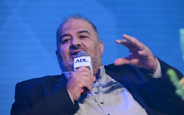 Le chef du parti Raam, Mansour Abbas, lors d'une conférence de l'ADL à Tel Aviv, le 16 novembre 2022. (Crédit : Tomer Neuberg/Flash90 ) Le chef du parti Raam, Mansour Abbas, lors d'une conférence de l'ADL à Tel Aviv, le 16 novembre 2022. (Crédit : Tomer Neuberg/Flash90 )