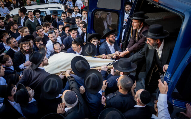 Les funérailles d'Aryeh Shtsupak mort dans une attaque terroriste à un arrêt de bus à l'entrée de Jérusalem, le 23 novembre 2022. (Crédit : Yonatan Sindel/Flash90) Les funérailles d'Aryeh Shtsupak mort dans une attaque terroriste à un arrêt de bus à l'entrée de Jérusalem, le 23 novembre 2022. (Crédit : Yonatan Sindel/Flash90)