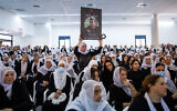 Des personnes en deuil brandissant une photo de l'adolescent druze, Tiran Fero, lors de ses funérailles à Daliyat al-Karmel, dans le nord d'Israël, le 24 novembre 2022. (Crédit : Shir Torem/Flash90)