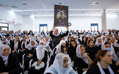 Des personnes en deuil brandissant une photo de l'adolescent druze, Tiran Fero, lors de ses funérailles à Daliyat al-Karmel, dans le nord d'Israël, le 24 novembre 2022. (Crédit : Shir Torem/Flash90)