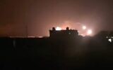 Image partagée par les médias syriens est censée montrer les conséquences d'une frappe aérienne israélienne sur la base aérienne de Shayrat, au sud de la ville de Homs, le 13 novembre 2022. Illustration (Credit : Réseaux sociaux ; utilisée conformément à la clause 27a de la loi sur le droit d'auteur)