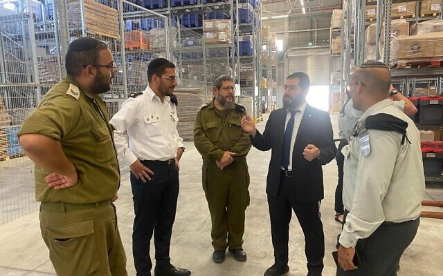 Le grand rabbinat et des officiers de logistique de Tsahal s’entretenant avec le rabbin Elie Estrin, liaison militaire d'Aleph, au quartier général de Tsahal à Tel Aviv, le 20 septembre 2022. (Autorisation) Le grand rabbinat et des officiers de logistique de Tsahal s’entretenant avec le rabbin Elie Estrin, liaison militaire d'Aleph, au quartier général de Tsahal à Tel Aviv, le 20 septembre 2022. (Autorisation)