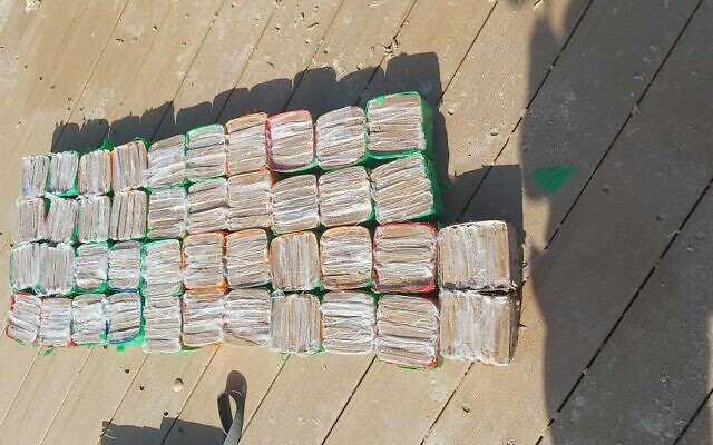 Des paquets échoués sur les plages d'Israël contenant de la drogue , le 22 novembre 2022. (Crédit : Police israélienne) Des paquets échoués sur les plages d'Israël contenant de la drogue , le 22 novembre 2022. (Crédit : Police israélienne)
