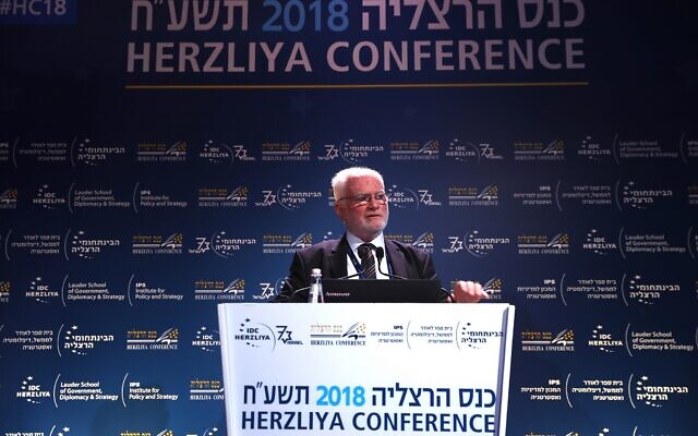 Amos Gilad, ancien haut responsable de la Défense, s'exprime à une conférence au Centre interdisciplinaire à Herzliya, le 9 mai 2018. (Crédit : Gilad Kavalerchik/ Herzliya Conference) Amos Gilad, ancien haut responsable de la Défense, s'exprime à une conférence au Centre interdisciplinaire à Herzliya, le 9 mai 2018. (Crédit : Gilad Kavalerchik/ Herzliya Conference)