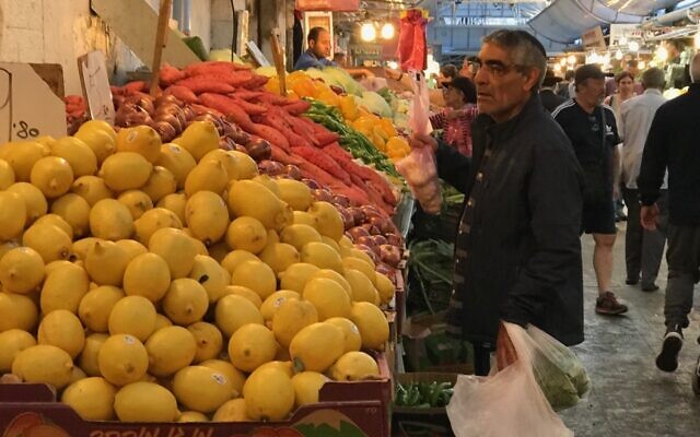 Illustration : Des fruits et légumes sur le marché de Mahane Yehuda, le 13 octobre 2017. (Crédit : Times of Israel/Stuart Winer) Illustration : Des fruits et légumes sur le marché de Mahane Yehuda, le 13 octobre 2017. (Crédit : Times of Israel/Stuart Winer)