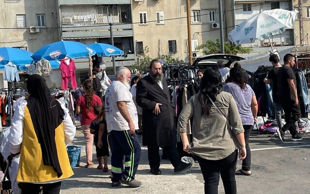 Juifs et Arabes font des achats sur le marché en plein air de la ville centrale de Lod, le 1er novembre 2022. (Crédit : Jeremy Sharon/Times of Israel) Juifs et Arabes font des achats sur le marché en plein air de la ville centrale de Lod, le 1er novembre 2022. (Crédit : Jeremy Sharon/Times of Israel)