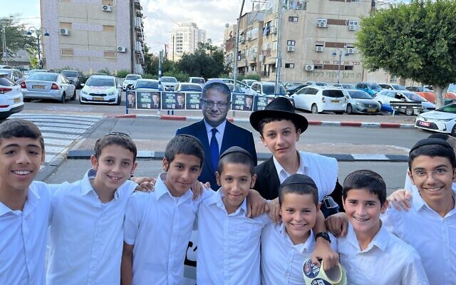Des jeunes partisans d'Itamar Ben Gvir d'Otzma Yehudit à Kiryat Malachi, le 1er novembre 2022. (Crédit : Jacob Magid/Times of Israel) Des jeunes partisans d'Itamar Ben Gvir d'Otzma Yehudit à Kiryat Malachi, le 1er novembre 2022. (Crédit : Jacob Magid/Times of Israel)