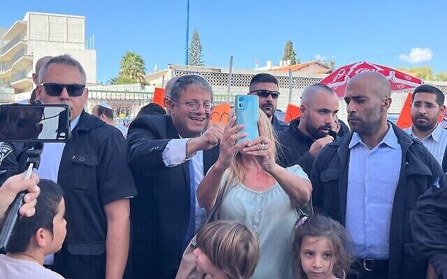 Itamar Ben Gvir fait campagne à Sderot le jour des élections, le 1er novembre 2022. (Crédit : Jacob Magid/Times of Israel) Itamar Ben Gvir fait campagne à Sderot le jour des élections, le 1er novembre 2022. (Crédit : Jacob Magid/Times of Israel)