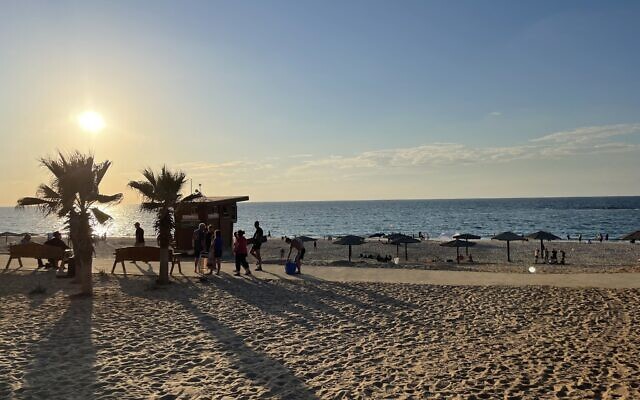 Des Israéliens à la plage Palmachim, le 1er novembre 2022. (Crédit : Carrie Keller-Lynn/Times of Israel)