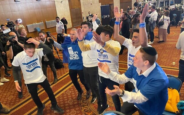 Des militants du Likud célébrant après que les sondages de sortie des urnes ont montré une courte majorité pour le bloc religieux de droite dirigé par le chef de l'opposition Benjamin Netanyahu, le 1er novembre 2022. (Crédit : Carrie Keller-Lynn/Times of Israel)