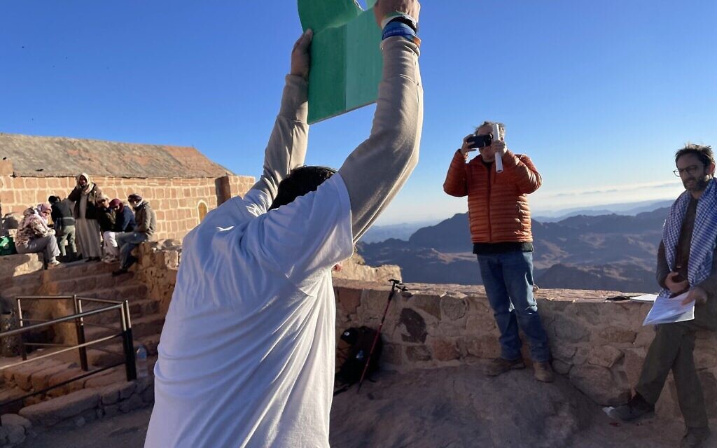 Yosef Abramowitz brise des tablettes au sommet du Jebel Musa en Égypte pour symboliser le manque d'action dans le monde contre la crise du climat, le 13 novembre 2022. (Crédit : Sue Surkes/Times of Israel) Yosef Abramowitz brise des tablettes au sommet du Jebel Musa en Égypte pour symboliser le manque d'action dans le monde contre la crise du climat, le 13 novembre 2022. (Crédit : Sue Surkes/Times of Israel)