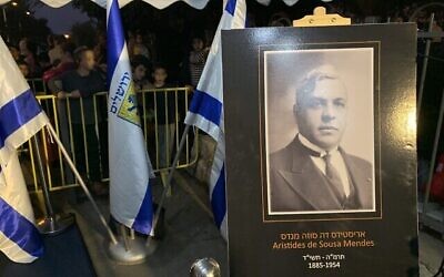 Une photo d’Aristides de Sousa Mendes, qui aurait sauvé la vie de milliers de personnes pendant la Shoah, à proximité de la place qui porte désormais son nom, à Kiryat Hayovel, Jérusalem, 8 novembre 2022 (Crédit : Ash Obel/Times of Israel)