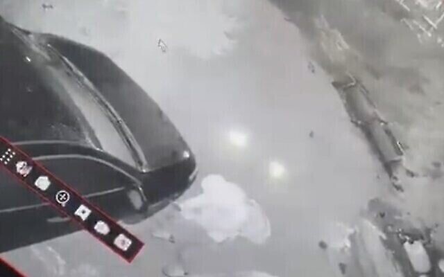 Capture d’écran d’images de vidéosurveillance montrant des résidents d'implantations israéliens en train de vandaliser des véhicules dans le village palestinien de Beit Iska, au nord-ouest de Jérusalem, le 3 novembre 2022. (Twitter. Utilisé conformément à l’article 27a de la Loi sur les droits d’auteur) Capture d’écran d’images de vidéosurveillance montrant des résidents d'implantations israéliens en train de vandaliser des véhicules dans le village palestinien de Beit Iska, au nord-ouest de Jérusalem, le 3 novembre 2022. (Twitter. Utilisé conformément à l’article 27a de la Loi sur les droits d’auteur)