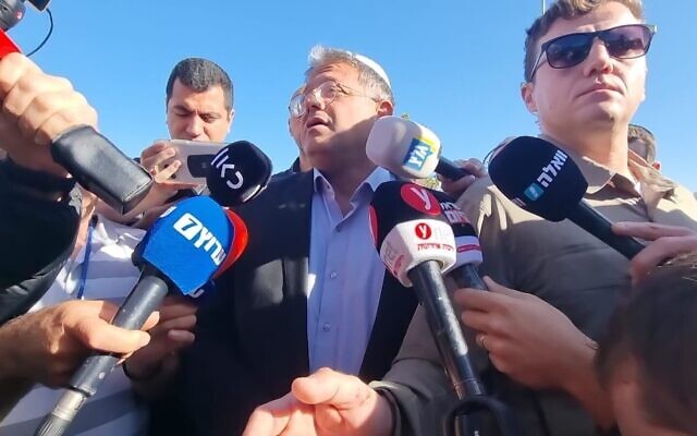Itamar Ben Gvir, député d'Otzma Yehudit, sur les lieux d'une explosion à Jérusalem, le 23 novembre 2022. (Crédit : Otzma Yehudit) Itamar Ben Gvir, député d'Otzma Yehudit, sur les lieux d'une explosion à Jérusalem, le 23 novembre 2022. (Crédit : Otzma Yehudit)
