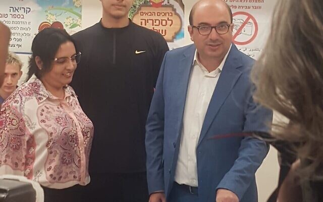 Le chef de Balad, Sami Abu Shehadeh, vote à Jaffa le 1er novembre 2022. (Crédit : Jack Mukand/Times of Israel)