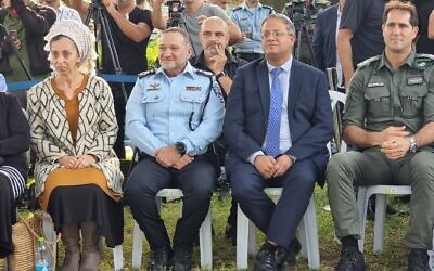 Le commissaire de police Kobi Shabtai, à gauche, assis à côté du député Itamar lors d'un événement, le 14 novembre 2022. (Autorisation)