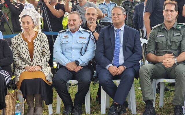 Le commissaire de police Kobi Shabtai, à gauche, assis à côté du député Itamar lors d'un événement, le 14 novembre 2022. (Autorisation) Le commissaire de police Kobi Shabtai, à gauche, assis à côté du député Itamar lors d'un événement, le 14 novembre 2022. (Autorisation)