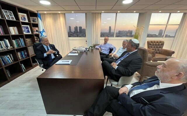 Le chef du Likud, Benjamin Netanyahu, à gauche, s'entretien avec le leader d'Otzma Yehudit, Itamar Ben Gvir, dans un hôtel de Tel Aviv, le 7 novembre 2022. (Autorisation) Le chef du Likud, Benjamin Netanyahu, à gauche, s'entretien avec le leader d'Otzma Yehudit, Itamar Ben Gvir, dans un hôtel de Tel Aviv, le 7 novembre 2022. (Autorisation)