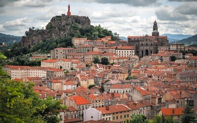 Le centre historique du Puy-en-Velay, en Haute-Loire. (Crédit : Lytheo / Theo BERTRAND / CC BY-SA 4.0)