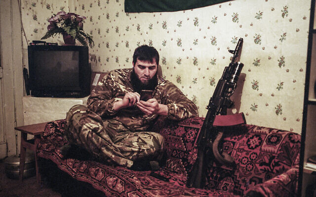Photographie extraite de 'Zone d’opération anti-terroriste : Photos de la guerre en Ukraine' par Pavel Wolberg, du 22 novembre au 22 janvier à la galerie d’art Wizo Haifa (Crédit : Pavel Wolberg)